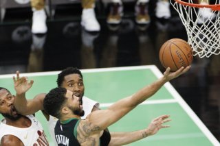 Les Cavaliers (en blanc) ne sont plus invaincus, la faute aux Celtics de Boston. KEYSTONE/EPA/CJ GUNTHER